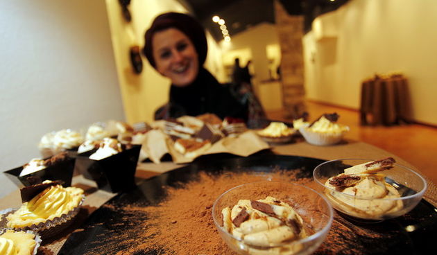 Pula, 281211.
U galeriji Makina otvorena je izlozba jestivih slastica povodom skorog otvorenja butika slastica “Skatulica by Stare Uzance” vlasnika Sandra Francula i Sanje Rakic Francula. Izlozene kolace posjetitelji su mogli kusati pa je sama izlozba nak