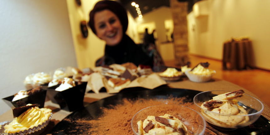 Pula, 281211.
U galeriji Makina otvorena je izlozba jestivih slastica povodom skorog otvorenja butika slastica “Skatulica by Stare Uzance” vlasnika Sandra Francula i Sanje Rakic Francula. Izlozene kolace posjetitelji su mogli kusati pa je sama izlozba nak