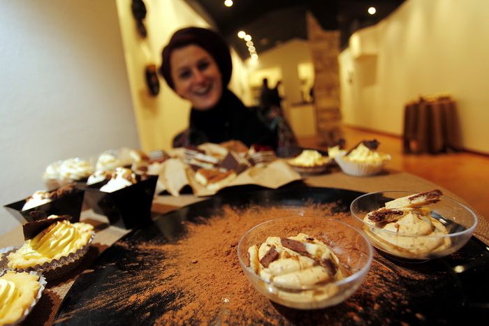 Pula, 281211.
U galeriji Makina otvorena je izlozba jestivih slastica povodom skorog otvorenja butika slastica “Skatulica by Stare Uzance” vlasnika Sandra Francula i Sanje Rakic Francula. Izlozene kolace posjetitelji su mogli kusati pa je sama izlozba nak