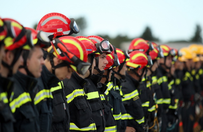 Zadar, 130513.
Predsjednik Vlade RH Zoran Milanovic prisustvovao je programu pokazne vatrogasne vjezbe Ljeto 2013 u Zracnoj luci Zadar. U pokaznoj vatrogasnoj vjezbi sudjelovale su protupozarne snage Drzavne uprave za zastitu i spasavanje, Namjenski orga Zadar, 130513.
Predsjednik Vlade RH Zoran Milanovic prisustvovao je programu pokazne vatrogasne vjezbe Ljeto 2013 u Zracnoj luci Zadar. U pokaznoj vatrogasnoj vjezbi sudjelovale su protupozarne snage Drzavne uprave za zastitu i spasavanje, Namjenski orga