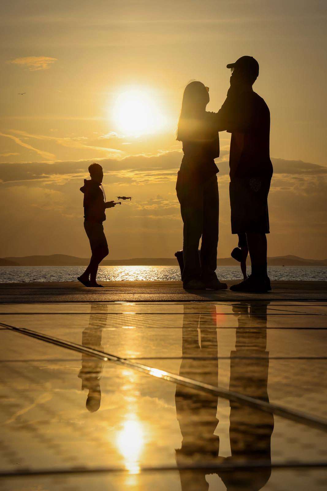 Zadar: Turisti uživaju u zalasku sunca
