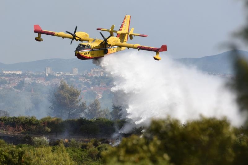 Kanaderi i air tractori gasili požar u blizini dikljanskih kuća i vikendica Kanaderi i air tractori gasili požar u blizini dikljanskih kuća i vikendica