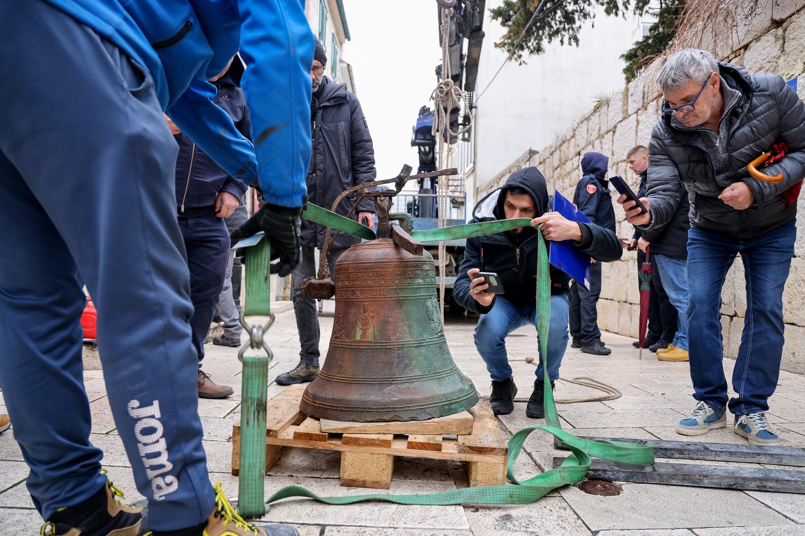 Uklanja se zvono s Kneževog dvora u Pagu Uklanja se zvono s Kneževog dvora u Pagu