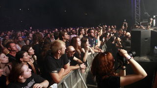 Pula, 180811.
Arena Fest 2011.
Na kraju koncertne sezone u pulskoj Areni na Arena Festu nastupaju tri europska benda: Apocalyptica, Guano Apes i Laibach.
Na slici: publika.
Foto: Goran Sebelic / CROPIX Pula, 180811.
Arena Fest 2011.
Na kraju koncertne sezone u pulskoj Areni na Arena Festu nastupaju tri europska benda: Apocalyptica, Guano Apes i Laibach.
Na slici: publika.
Foto: Goran Sebelic / CROPIX