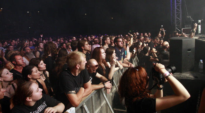 Pula, 180811.
Arena Fest 2011.
Na kraju koncertne sezone u pulskoj Areni na Arena Festu nastupaju tri europska benda: Apocalyptica, Guano Apes i Laibach.
Na slici: publika.
Foto: Goran Sebelic / CROPIX Pula, 180811.
Arena Fest 2011.
Na kraju koncertne sezone u pulskoj Areni na Arena Festu nastupaju tri europska benda: Apocalyptica, Guano Apes i Laibach.
Na slici: publika.
Foto: Goran Sebelic / CROPIX