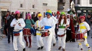 Splitski karneval: Vjenčanje Ave Karabatić i Ivana Pernara na splitskoj rivi