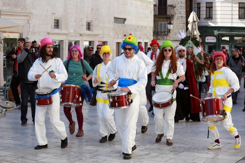 Splitski karneval: Vjenčanje Ave Karabatić i Ivana Pernara na splitskoj rivi