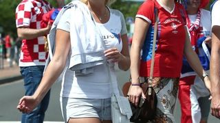 Hrvatski navijači okupirali Saint-Etienne pred utakmicu između Hrvatske i Češke. Photo: Sanjin Strukić/PIXSELL