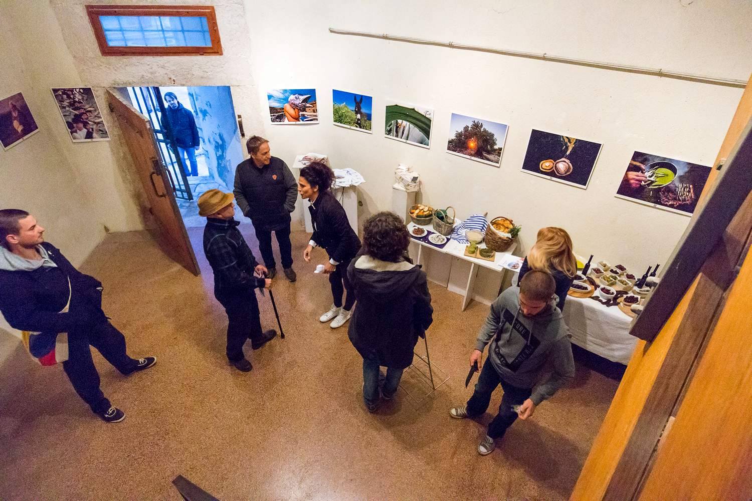 Galerija Kapetanova kula: Svečano otvorenje izložbe “Rastočeno vrime” Stipe Suraća. Foto: Mladen Radolović Mrlja Galerija Kapetanova kula: Svečano otvorenje izložbe “Rastočeno vrime” Stipe Suraća. Foto: Mladen Radolović Mrlja