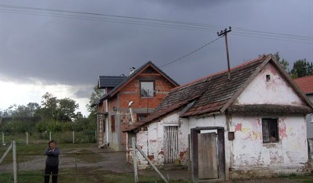 Žena bludnika ispred kuće u Babinoj Gredi (Foto: Damir Glibušić*CROPIX)
