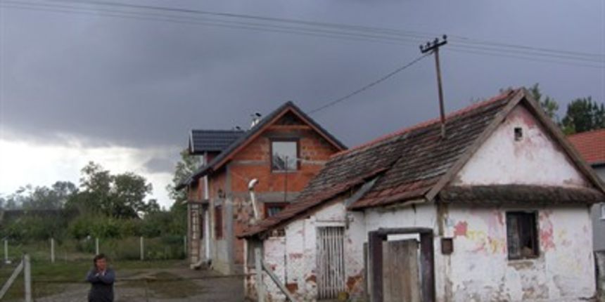 Žena bludnika ispred kuće u Babinoj Gredi (Foto: Damir Glibušić*CROPIX)