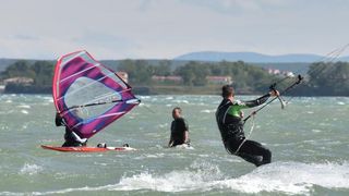 Jaka bura pružila je prigodu nekolicini kitesurfera da pokažu svoje umjeće na ninskoj plaži.  Photo: Dino Stanin/PIXSELL