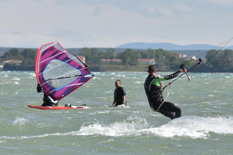Jaka bura pružila je prigodu nekolicini kitesurfera da pokažu svoje umjeće na ninskoj plaži.  Photo: Dino Stanin/PIXSELL