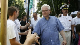 Metkovic, 140810
13. Maraton Ladja na Neretvi od Metkovica do Ploca.
Na slici postrojavanje ladjara prije starta maratona u Metkovicu, predsjednik josipovic u pratnji admirala Urlica i gradonacelnika Gabrica
Foto: Ivo Ravlic / CROPIX