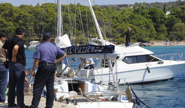 Primosten, 160811.
Kod otoka Maslinovik oko 12 sati doslo je do sudara  jedrilice Santa Pazienza i glisera kojim je upravljao zagrebacki poduzetnik Tomislav Horvatincic,  pri cemu su poginuli muskarac i zena sa jedrilice. 
Na slici: Na novoj rivi u Primos