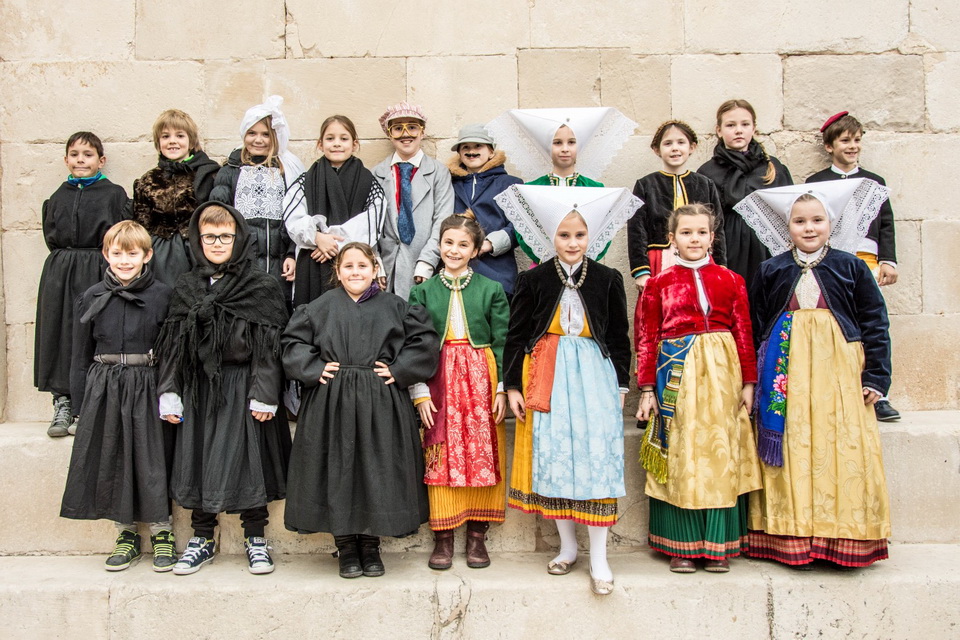 Paški zimski karneval 2017.- Maškarane skupine u karnevalskoj povorci Paški zimski karneval 2017.- Maškarane skupine u karnevalskoj povorci