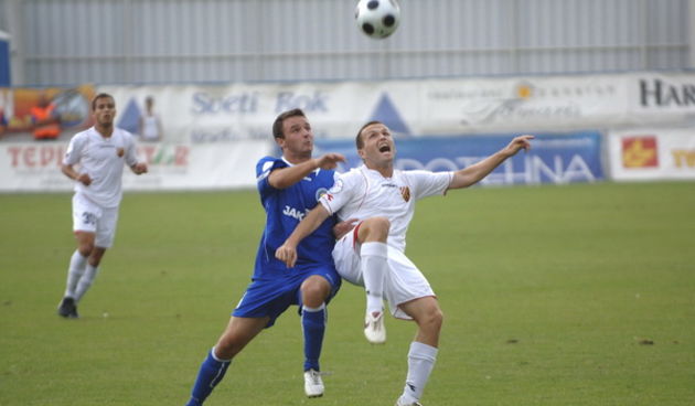 Zadar, 120909.
Stadion Stanovi.
Nogomet, T- Com 1. HNL, susret 7. kola NK Zadar – NK Croatia Sesvete.
Na fotografiji: borba za loptu.
Foto: Andrija Lucic / CROPIX