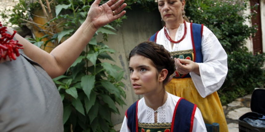 Pakostane, 050709
Etno udruga ”DAN”, TZO Pakostane i Opcina Pakostane organizirali su etno manifestaciju ”Materine uzance”. Na manifestaciji je prikazano kako su zivjele pakoske majke u proslosti. Obnovila su se sjecanja na frizure koje su krasile pak Pakostane, 050709
Etno udruga ”DAN”, TZO Pakostane i Opcina Pakostane organizirali su etno manifestaciju ”Materine uzance”. Na manifestaciji je prikazano kako su zivjele pakoske majke u proslosti. Obnovila su se sjecanja na frizure koje su krasile pak