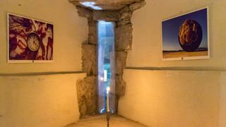 Galerija Kapetanova kula: Svečano otvorenje izložbe “Rastočeno vrime” Stipe Suraća. Foto: Mladen Radolović Mrlja Galerija Kapetanova kula: Svečano otvorenje izložbe “Rastočeno vrime” Stipe Suraća. Foto: Mladen Radolović Mrlja