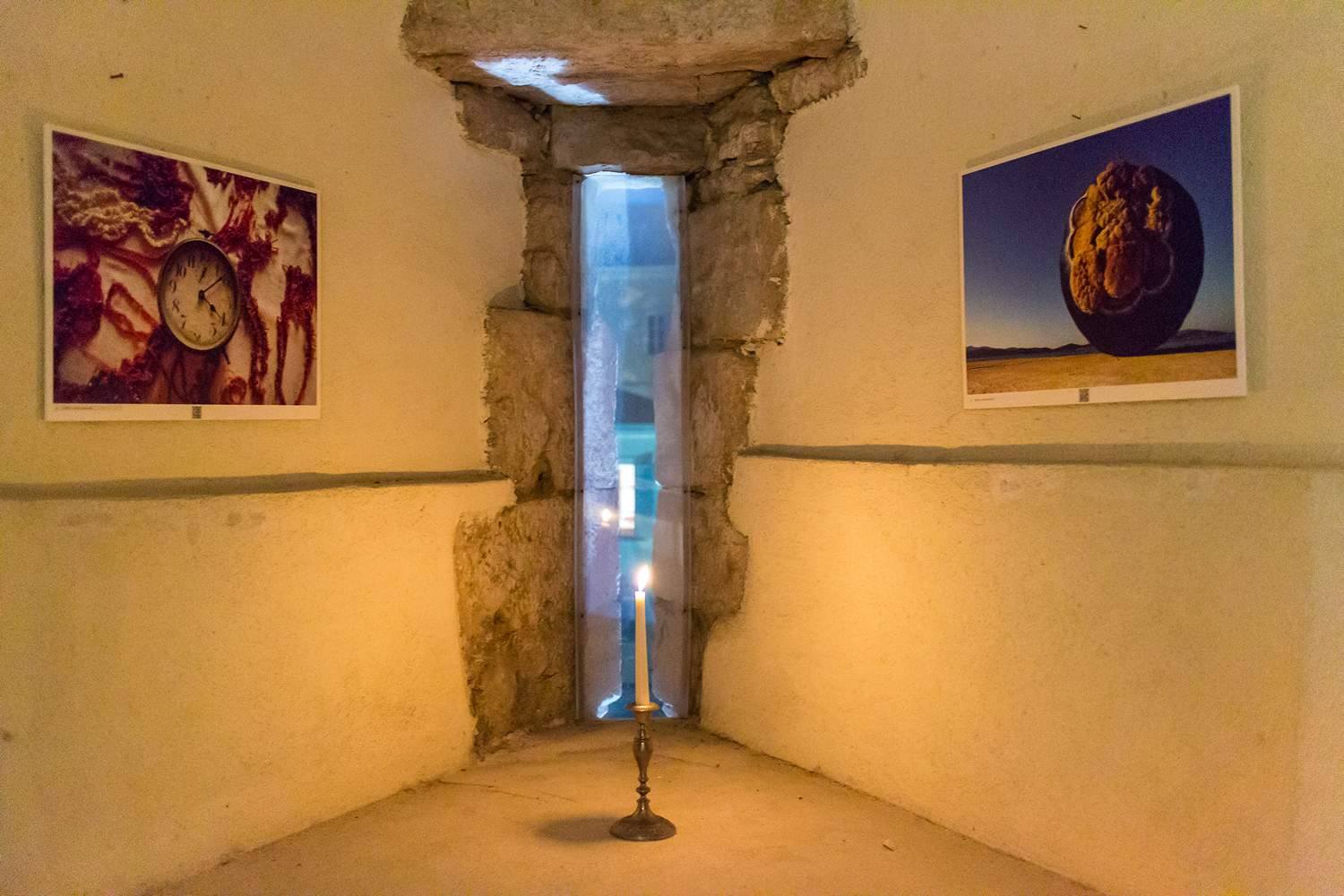 Galerija Kapetanova kula: Svečano otvorenje izložbe “Rastočeno vrime” Stipe Suraća. Foto: Mladen Radolović Mrlja Galerija Kapetanova kula: Svečano otvorenje izložbe “Rastočeno vrime” Stipe Suraća. Foto: Mladen Radolović Mrlja