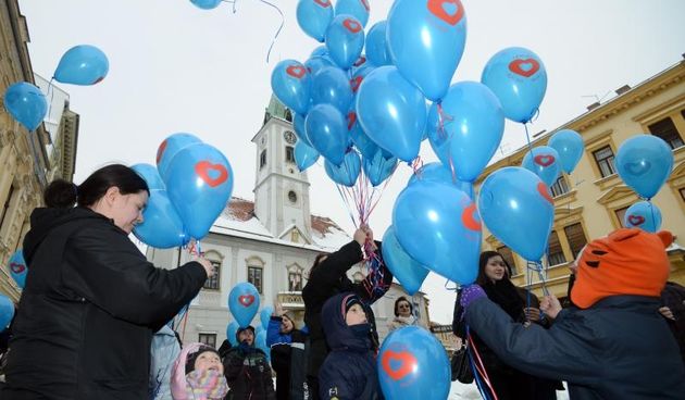 Korzo, Varazdin – Na glavnom gradskom trgu odrzava se Festival srca u organizaciji udruge Veliko srce malom srcu. Novac prikupljen tijekom festivala i tijekom cijele 2015. godine ide za nabavku AVD (Automatski vanjski defibrilator) skolama i sportskim dvo