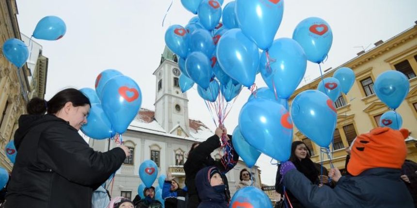 Korzo, Varazdin – Na glavnom gradskom trgu odrzava se Festival srca u organizaciji udruge Veliko srce malom srcu. Novac prikupljen tijekom festivala i tijekom cijele 2015. godine ide za nabavku AVD (Automatski vanjski defibrilator) skolama i sportskim dvo Korzo, Varazdin – Na glavnom gradskom trgu odrzava se Festival srca u organizaciji udruge Veliko srce malom srcu. Novac prikupljen tijekom festivala i tijekom cijele 2015. godine ide za nabavku AVD (Automatski vanjski defibrilator) skolama i sportskim dvo