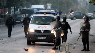 Sarajevo, 061011. 
Navijacki neredi oko i na stadionu Grbavica sat vremena prije prijateljske utakmice izmedju Zeljeznicara i Hajduka. 
Navijaci Hajduka (navodno iz BIH) usli su na juznu tribinu unistavajuci koreografiju domacih navijaca. 
Nakon masovne t