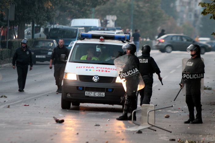 Sarajevo, 061011. 
Navijacki neredi oko i na stadionu Grbavica sat vremena prije prijateljske utakmice izmedju Zeljeznicara i Hajduka. 
Navijaci Hajduka (navodno iz BIH) usli su na juznu tribinu unistavajuci koreografiju domacih navijaca. 
Nakon masovne t