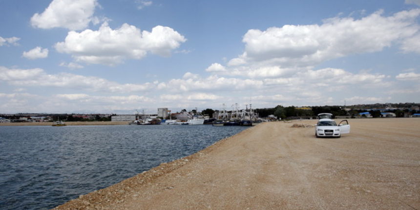 Zadar, 280410.
Dovrsavaju se radovi prve faze luke Gazenica, a nakon toga firma Strabag pocinje sa drugom fazom.
Foto: Jure Miskovic / CROPIX