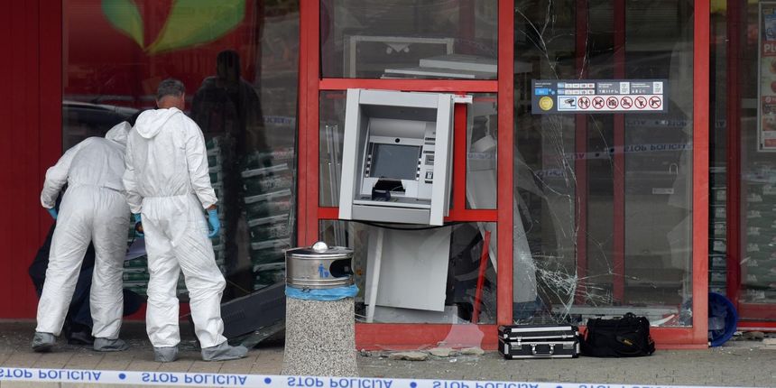 Nepoznati počinitelji eksplozivom raznijeli bankomat na ulazu u Plodine