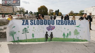 Prosvjedni skup roditelja protiv politike obaveznog cijepljenja Prosvjedni skup roditelja protiv politike obaveznog cijepljenja