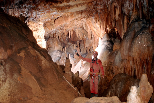 Zadar, 030510.
Jama Golubnjaca duboka 800 metara nalazi se u zegarskom zaseoku Komazeci, a prvih 200 metara uredjuje se u turisticke svrhe.
Na fotografiji speleolozi u jami.
Foto: privatna arhiva / CROPIX Zadar, 030510.
Jama Golubnjaca duboka 800 metara nalazi se u zegarskom zaseoku Komazeci, a prvih 200 metara uredjuje se u turisticke svrhe.
Na fotografiji speleolozi u jami.
Foto: privatna arhiva / CROPIX