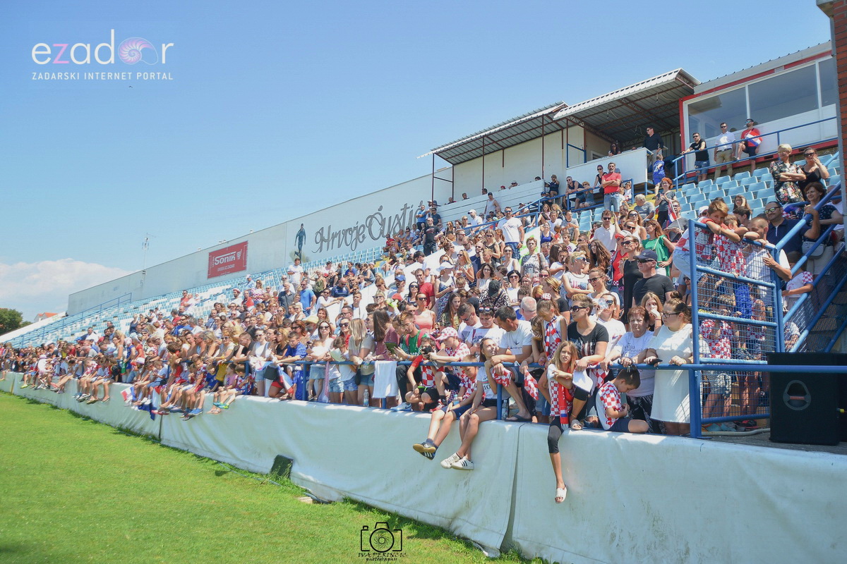 Zadarska vatrena četvorka na Stanovima se družila s mladim zadarskim nogometašima Zadarska vatrena četvorka na Stanovima se družila s mladim zadarskim nogometašima