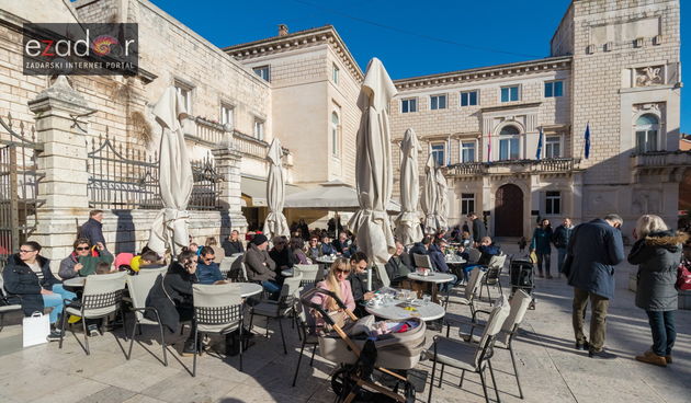 Đir po gradu, subotnja špica 20. siječnja 2018. Caffe bar Lovre, Narodni trg, kava na suncu, sunčano
