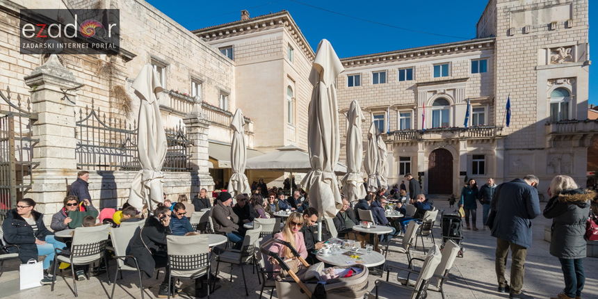 Đir po gradu, subotnja špica 20. siječnja 2018. Caffe bar Lovre, Narodni trg, kava na suncu, sunčano
