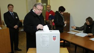 Zagreb – Vladimir Seks glasovao u drugom krugu predsjednickih izbora. Photo: Grgur Zucko/PIXSELL Zagreb – Vladimir Seks glasovao u drugom krugu predsjednickih izbora. Photo: Grgur Zucko/PIXSELL