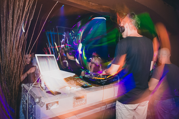 DJ Andrologic @ Cocktail bar Mango, 11.7.2015. (foto: Ivan Toman) DJ Andrologic @ Cocktail bar Mango, 11.7.2015. (foto: Ivan Toman)