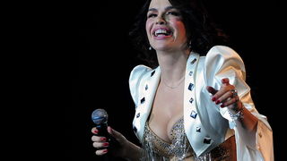 Skoplje, 061110.
Spektakularni koncert u prepunoj Areni odrzala je Severina. Publika je uzivala u njenoj ljepoti i pjesmama. Severinin gost na koncertu bio je Goran Bregovic.
Seve i Goran razmenjivli su poljubce na sceni tokom koncerta.
Na slici: Severi Skoplje, 061110.
Spektakularni koncert u prepunoj Areni odrzala je Severina. Publika je uzivala u njenoj ljepoti i pjesmama. Severinin gost na koncertu bio je Goran Bregovic.
Seve i Goran razmenjivli su poljubce na sceni tokom koncerta.
Na slici: Severi