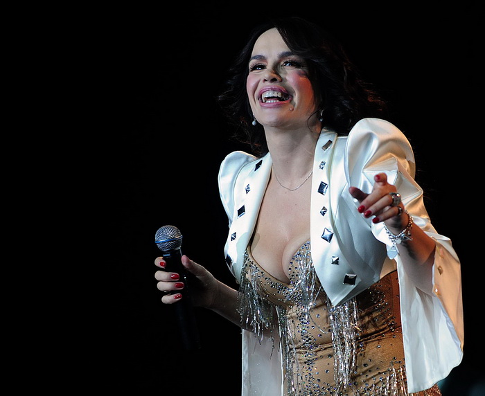 Skoplje, 061110.
Spektakularni koncert u prepunoj Areni odrzala je Severina. Publika je uzivala u njenoj ljepoti i pjesmama. Severinin gost na koncertu bio je Goran Bregovic.
Seve i Goran razmenjivli su poljubce na sceni tokom koncerta.
Na slici: Severi Skoplje, 061110.
Spektakularni koncert u prepunoj Areni odrzala je Severina. Publika je uzivala u njenoj ljepoti i pjesmama. Severinin gost na koncertu bio je Goran Bregovic.
Seve i Goran razmenjivli su poljubce na sceni tokom koncerta.
Na slici: Severi