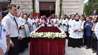 Stotine vjernika ispred crkve Gospe od zdravlja dočekalo relikviju sv. Leopolda Mandića Stotine vjernika ispred crkve Gospe od zdravlja dočekalo relikviju sv. Leopolda Mandića