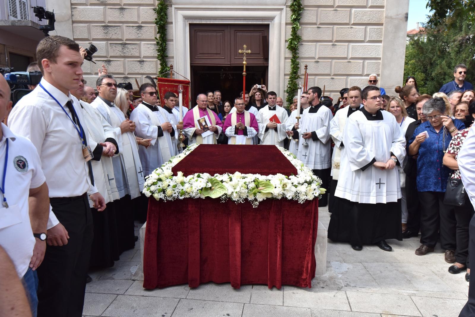 Stotine vjernika ispred crkve Gospe od zdravlja dočekalo relikviju sv. Leopolda Mandića Stotine vjernika ispred crkve Gospe od zdravlja dočekalo relikviju sv. Leopolda Mandića