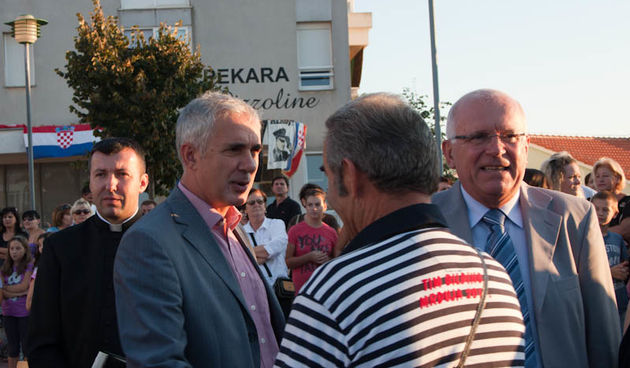 Bili Brig kod Ošk. Zadarski otoci: Svečanost imenovanja trga po D.T. Gavranu, foto: Darko Belančić