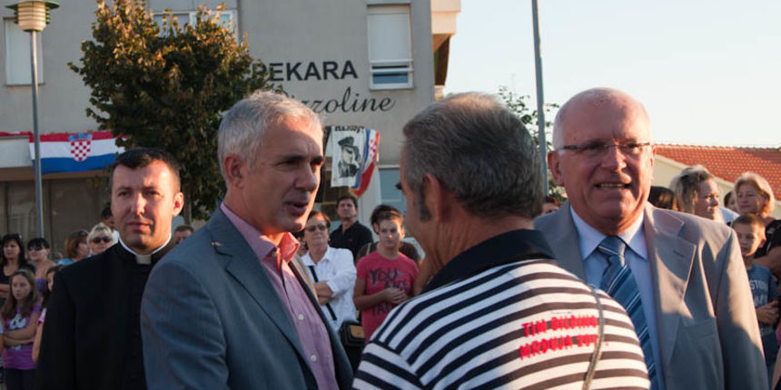 Bili Brig kod Ošk. Zadarski otoci: Svečanost imenovanja trga po D.T. Gavranu, foto: Darko Belančić Bili Brig kod Ošk. Zadarski otoci: Svečanost imenovanja trga po D.T. Gavranu, foto: Darko Belančić