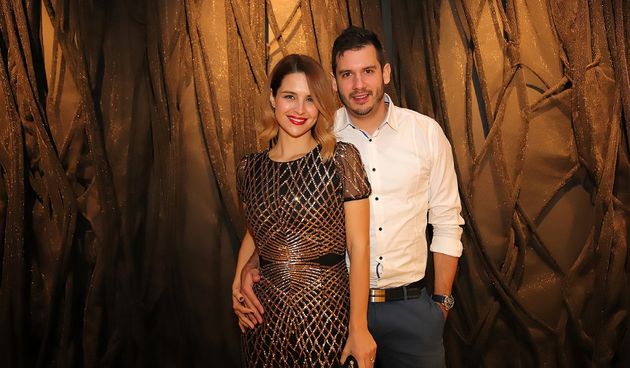 Među brojnima okupljenima bila je i voditeljica Doris Pinčić Rogoznica, sa suprugom Borisom Rogoznicom