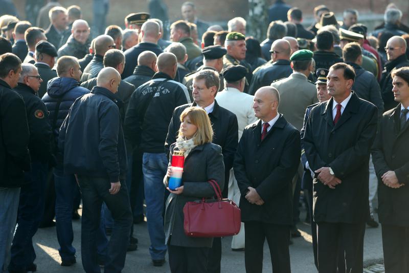 08.10.2013., Zagreb – U povodu Dana neovisnosti na groblju Mirogoju polozeni su zajednicki vijenci predsjednika Republike Hrvatske, predsjednika Hrvatskoga sabora, predsjednika Vlade RH, izaslanstva Oruzanih snaga i izaslanstvo Ravnateljstva policije. U p