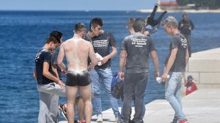 Ludijada zadarskih maturanata uz pjesmu i kupanje na Morskim orguljama. Foto: Dino Stanin/PIXSELL Ludijada zadarskih maturanata uz pjesmu i kupanje na Morskim orguljama. Foto: Dino Stanin/PIXSELL