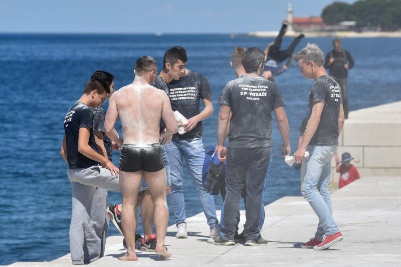 Ludijada zadarskih maturanata uz pjesmu i kupanje na Morskim orguljama. Foto: Dino Stanin/PIXSELL Ludijada zadarskih maturanata uz pjesmu i kupanje na Morskim orguljama. Foto: Dino Stanin/PIXSELL