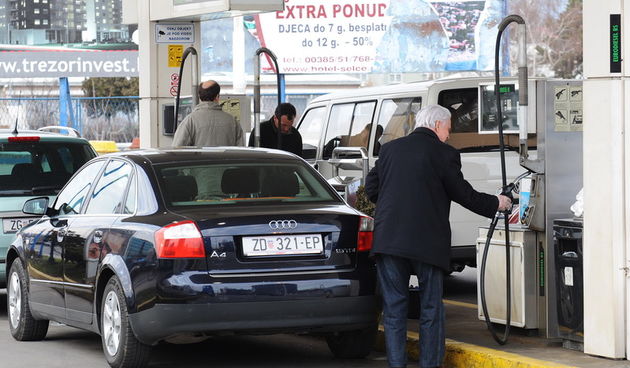 Zagreb, 050312. Benzin, gorivo, zbog najavljenog novog poskupljenja benzinskih goriva stvaraju se redovi na benzinskim postajama.Na slici: guzva na benziskoj postaji INA u Heinzelovoj ulici.Foto: Damir Krajac / CROPIX