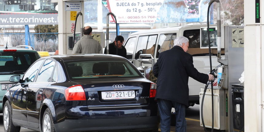 Zagreb, 050312. Benzin, gorivo, zbog najavljenog novog poskupljenja benzinskih goriva stvaraju se redovi na benzinskim postajama.Na slici: guzva na benziskoj postaji INA u Heinzelovoj ulici.Foto: Damir Krajac / CROPIX