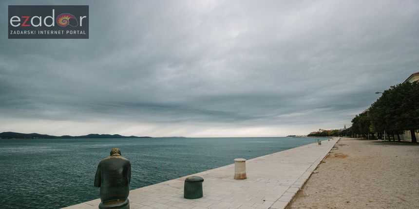 Đir po gradu, ponedjeljak 13. studenog 2017. Špiro, škura bura, riva Đir po gradu, ponedjeljak 13. studenog 2017. Špiro, škura bura, riva